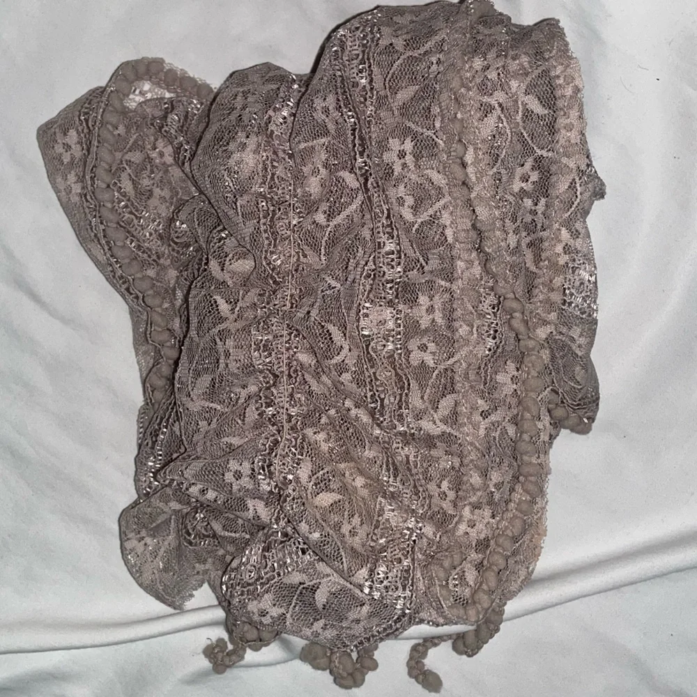 Gray Lace‎ Scrunch Accent Scarf